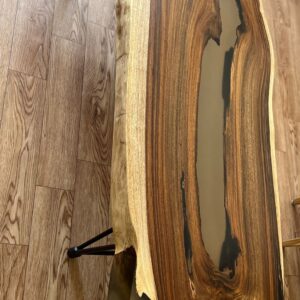 שולחן סלון עץ סיסם עם שילוב אפוקסי שחור שקוף
רוחב 50ס"מ/אורך 130ס"מ/גובה 41 ס"מ/עובי 5ס"מ