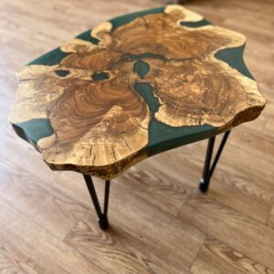 שולחן סלון עץ זית עם שילוב אפוקסי בצבע ירוק טורקיז
70*55 ס"מ /גובה 40 ס"מ/עובי 5ס"מ