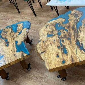 שולחן לחדר מזרחי עם גלגלים לפי הזמנה מעץ זית ואפוקסי צבע כחול
