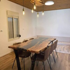 שולחן אוכל עץ זית עם שילוב אפוקסי