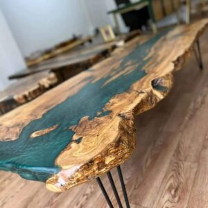 שולחן סלון מעץ זית עם שילוב אפוקסי