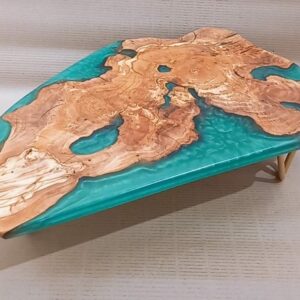 שולחן לחדר מזרחי מעץ זית עם שילוב אפוקסי