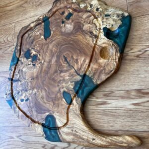 בוצ'ר עץ זית עם אפוקסי
44*54ס"מ