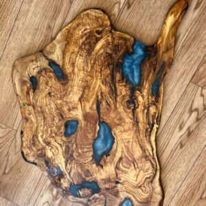 בוצ'ר עץ זית עם אפוקסי
40*60ס"מ