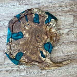 בוצ'ר עץ זית עם אפוקסי
43*50ס"מ