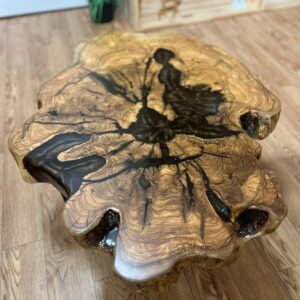 שולחן לחדר מזרחי מעץ זית עם שילוב אפוקסי צבע חום
שולחן סלון מעץ זית עם שילוב אפוקסי צבע חום