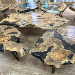 שולחן קפה מעץ זית בשילוב אפוקסי צבע חום