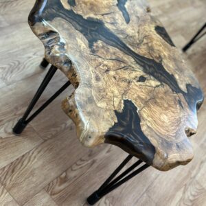 שולחן קפה מעץ זית בשילוב אפוקסי צבע חום