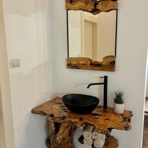 גזע עץ טבעי לכיור ומראה