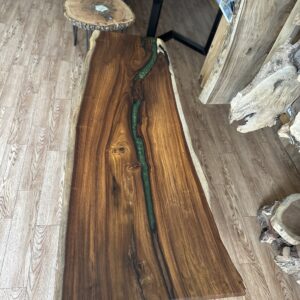 שולחן סלון  
מעץ סיסם עם שילוב אפוקסי צבע ירוק