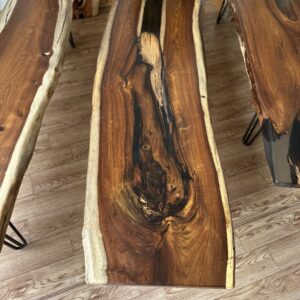 שולחן סלון  
מעץ סיסם עם שילוב אפוקסי צבע שחור שקוף