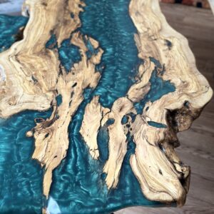 שולחן סלון
מעץ זית בשילוב אפוקסי צבע כחול