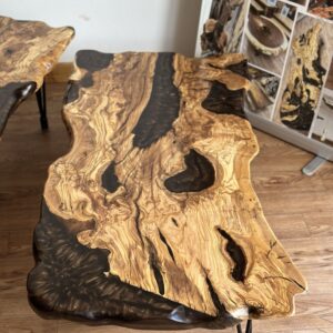 שולחן לחדר מזרחי 
מעץ זית בשילוב אפוקסי צבע חום