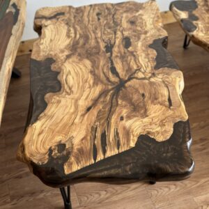 שולחן סלון
מעץ זית בשילוב אפוקסי צבע חום