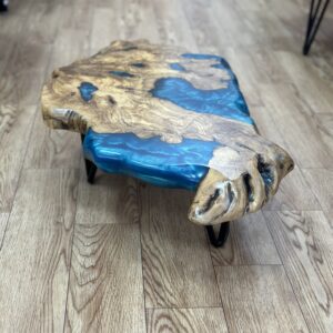 שולחן לחדר מזרחי 
מעץ זית בשילוב אפוקסי צבע כחול