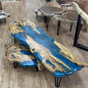 שולחן לחדר מזרחי 
מעץ זית בשילוב אפוקסי צבע כחול