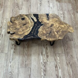 שולחן לחדר מזרחי 
מעץ זית בשילוב אפוקסי צבע חום