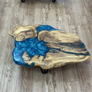 שולחן לחדר מזרחי 
מעץ זית בשילוב אפוקסי צבע כחול