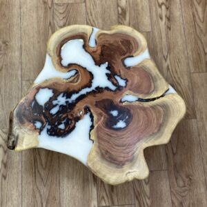 שולחן לחדר מזרחי
עץ חרוב עם שילוב אפוקסי בצבע לבן