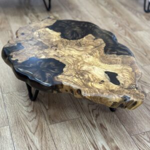 שולחן לחדר מזרחי 
מעץ זית בשילוב אפוקסי צבע חום