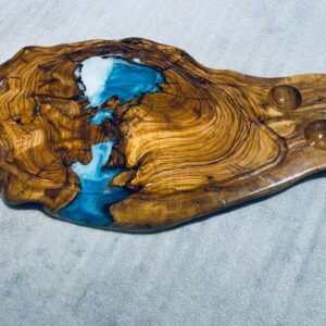 ‎בוצ'ר מעץ זית בשילוב אפוקסי 
עם חריטה ומקום  למלח פלפל 