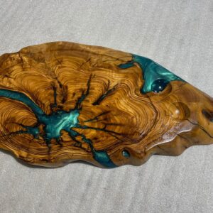 ‎בוצ'ר מעץ זית בשילוב אפוקסי 
עם חריטה ומקום  למלח פלפל 