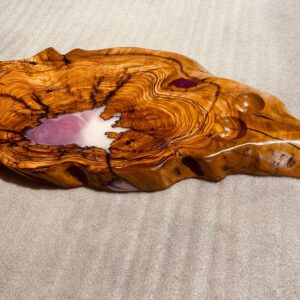 ‎בוצ'ר מעץ זית בשילוב אפוקסי 
עם חריטה ומקום  למלח פלפל 