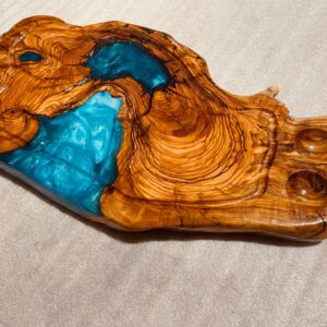 ‎בוצ'ר מעץ זית בשילוב אפוקסי 
עם חריטה ומקום  למלח פלפל 