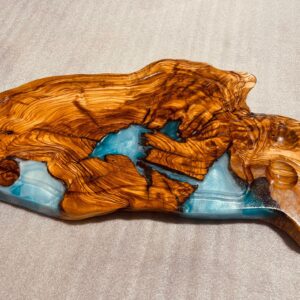 ‎בוצ'ר מעץ זית בשילוב אפוקסי 
עם חריטה ומקום  למלח פלפל 