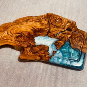 ‎בוצ'ר מעץ זית בשילוב אפוקסי 
עם חריטה ומקום  למלח פלפל 