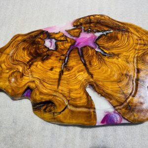 ‎בוצ'ר מעץ זית בשילוב אפוקסי 
עם חריטה ומקום  למלח פלפל 