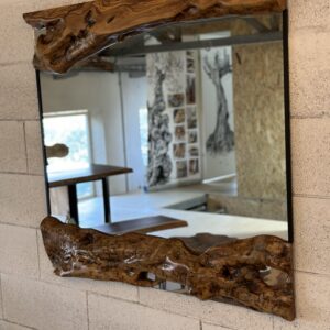 מראה עם מזכירת עץ זית 