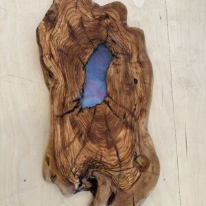 ‎בוצ'ר מעץ זית בשילוב אפוקסי 
עם חריטה ומקום  למלח פלפל 