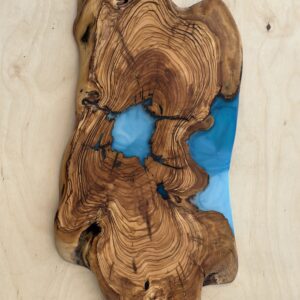 בוצ'ר עץ זית עם אפוקסי