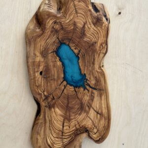 בוצ'ר עץ זית עם אפוקסי