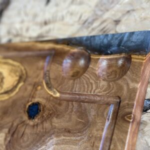 ‎בוצ'ר מעץ זית בשילוב אפוקסי 
עם חריטה ומקום  למלח פלפל