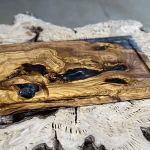 ‎בוצ'ר מעץ זית בשילוב אפוקסי 
עם חריטה ומקום  למלח פלפל