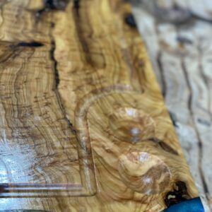 ‎בוצ'ר מעץ זית בשילוב אפוקסי 
עם חריטה ומקום  למלח פלפל