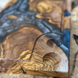 ‎בוצ'ר מעץ זית בשילוב אפוקסי 
עם חריטה ומקום  למלח פלפל