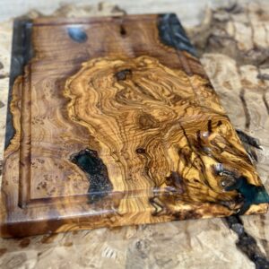 ‎בוצ'ר מעץ זית בשילוב אפוקסי 
עם חריטה ומקום  למלח פלפל