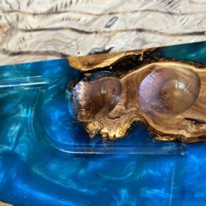 ‎בוצ'ר מעץ זית בשילוב אפוקסי 
עם חריטה ומקום  למלח פלפל