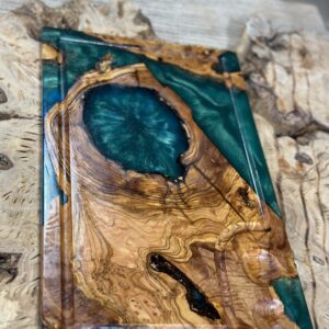 ‎בוצ'ר מעץ זית בשילוב אפוקסי 
עם חריטה ומקום  למלח פלפל