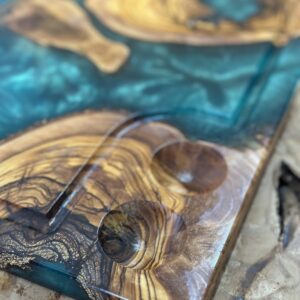 ‎בוצ'ר מעץ זית בשילוב אפוקסי 
עם חריטה ומקום  למלח פלפל