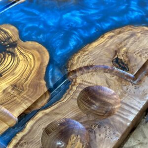 ‎בוצ'ר מעץ זית בשילוב אפוקסי 
עם חריטה ומקום  למלח פלפל