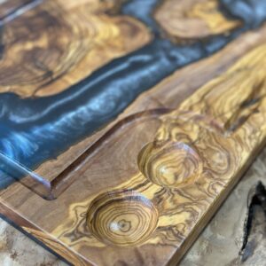 ‎בוצ'ר מעץ זית בשילוב אפוקסי 
עם חריטה ומקום  למלח פלפל