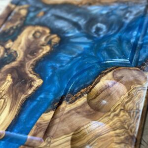 ‎בוצ'ר מעץ זית בשילוב אפוקסי 
עם חריטה ומקום  למלח פלפל