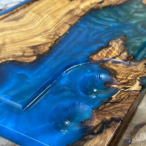 ‎בוצ'ר מעץ זית בשילוב אפוקסי 
עם חריטה ומקום  למלח פלפל