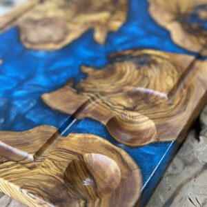 ‎בוצ'ר מעץ זית בשילוב אפוקסי 
עם חריטה ומקום  למלח פלפל