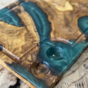 ‎בוצ'ר מעץ זית בשילוב אפוקסי 
עם חריטה ומקום  למלח פלפל