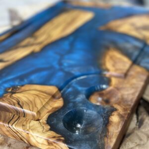 ‎בוצ'ר מעץ זית בשילוב אפוקסי 
עם חריטה ומקום  למלח פלפל